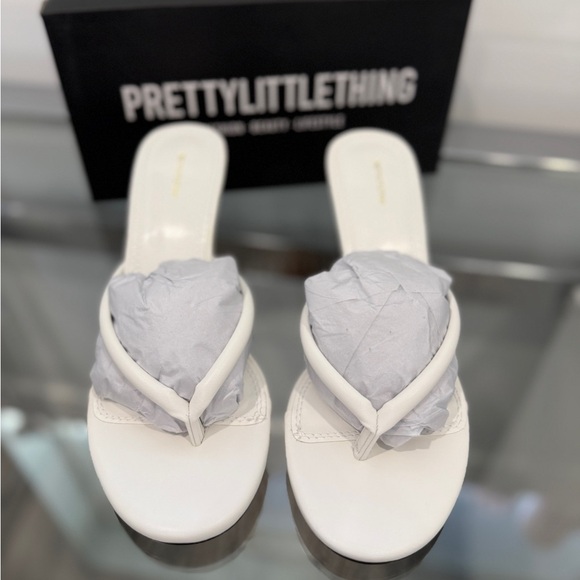 Prettylittle Thing Round Toe Thong Mid Heel White Mules NEW (sz 6) - Picture 3 of 7